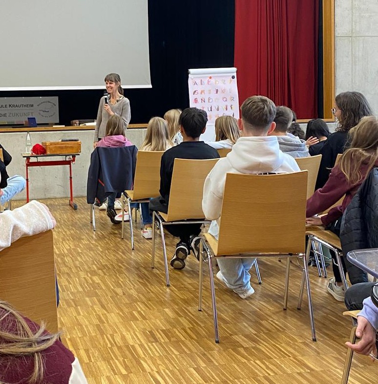 Du betrachtest gerade Autorin Dagmar Petrick begeistert Schülerinnen und Schüler am 22.10.25 beim Frederick-Tag